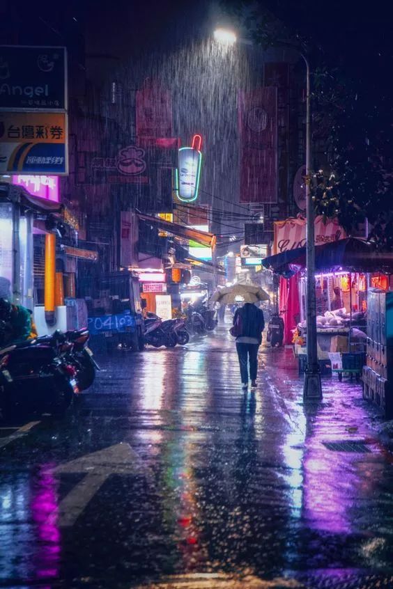 今天,我们就来一起康康 如何拍出好看的下雨天照片 雨天街景 下过雨的