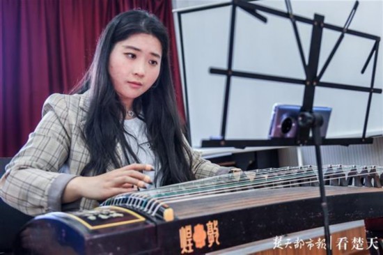 武汉艺术学校老师汪伊林在给学生上古筝课