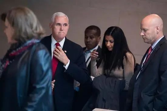 彭斯与凯蒂·米勒（右二）资料图