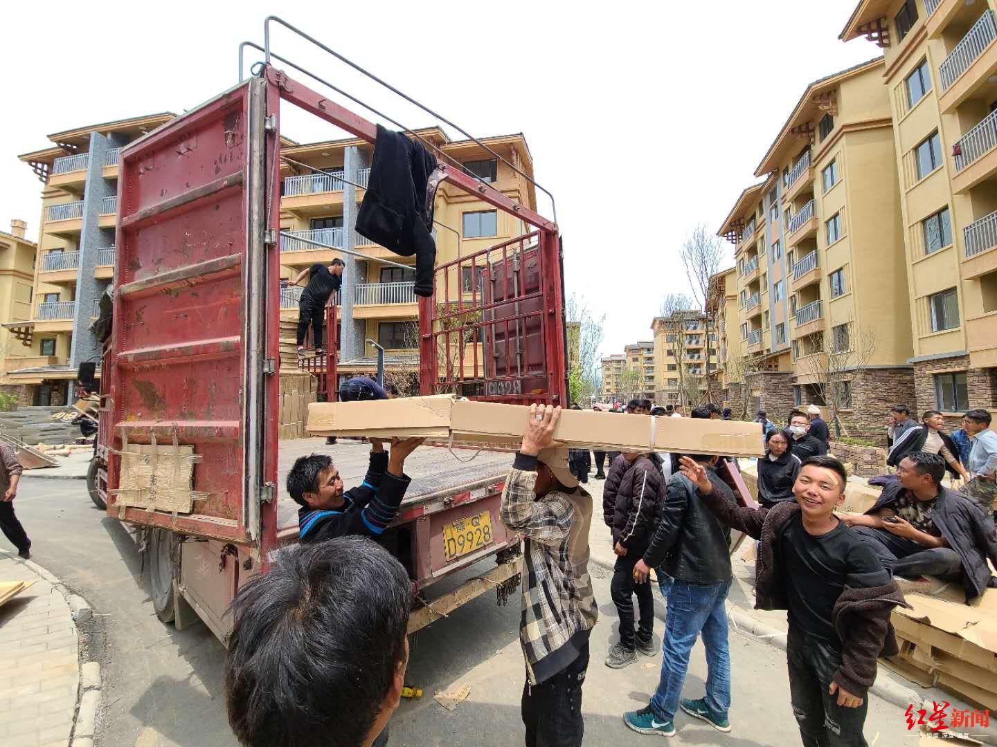 搬家喽四川凉山悬崖村首批26户村民搬进县城安置点新房