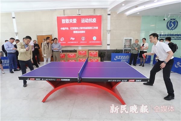 图说:“最早反走者”钟鸣和中国乒协副主席王励勤对垒 新民晚报记者 张龙 摄