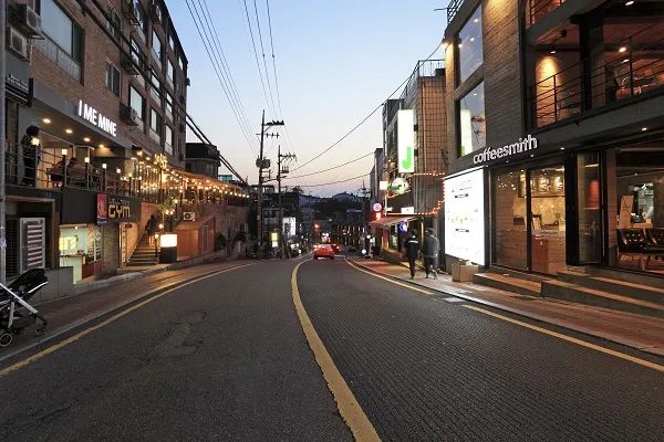 △韩国梨泰院中夜店、酒吧密集。