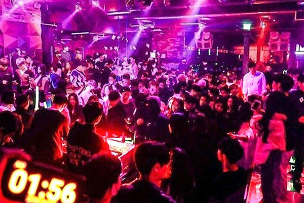 △图为梨泰院的夜店内。（来自韩国当地网站）