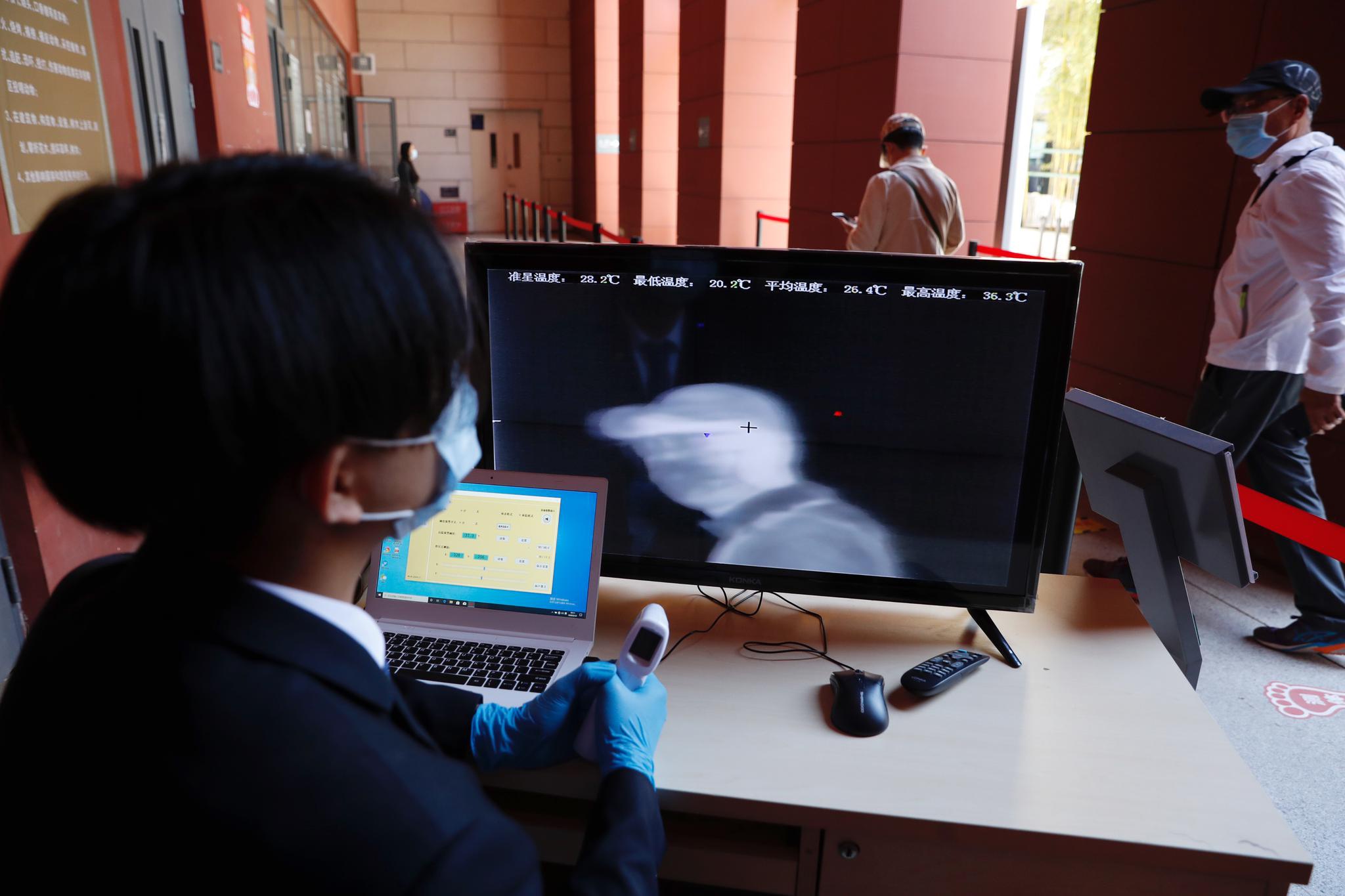 入馆通道内的热感测温仪,在观众通行时自动测量体温.