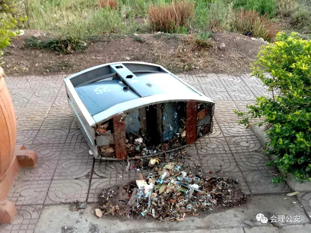 会理"精神小伙"恶意破坏公共设施,全程被监控拍下