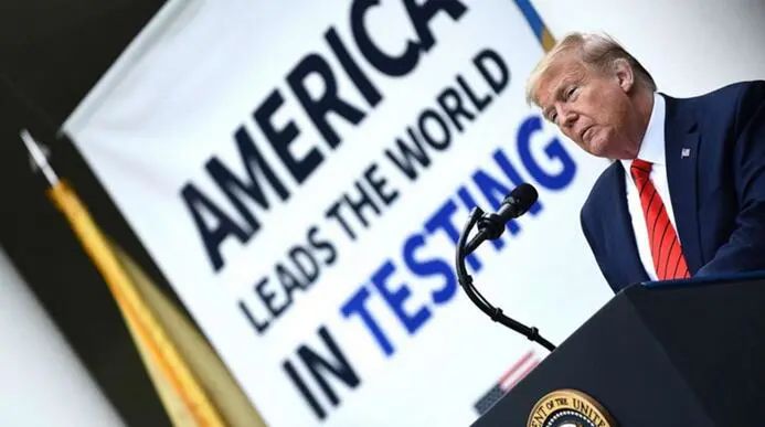 特朗普身后的横幅“亮了”