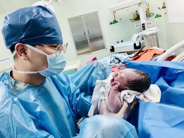 国际护士节|产科里的男助产士:亲手帮老婆接生收获双重幸福_手机新浪网