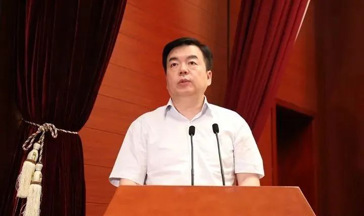 据公开简历,党晓龙1969年9月生,陕西富平人,此前任河北省发改委党组