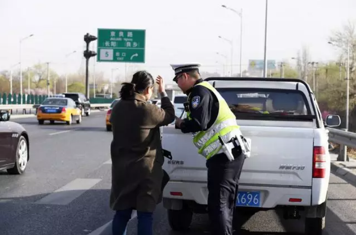 北京交管部门严查皮卡进城。图片来源：北京交警微博