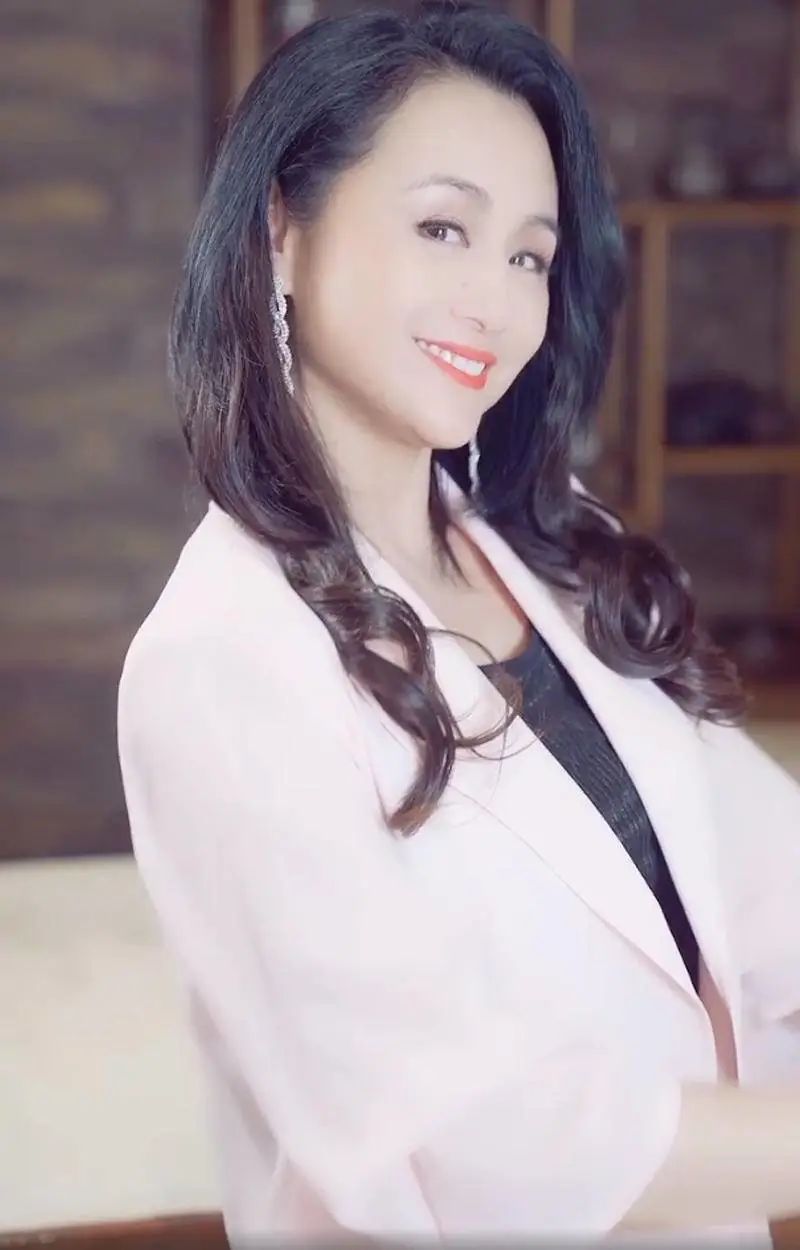 曹颖穿几十块古装仙气飘飘,化浓妆电眼迷人,双下巴不影响她的美