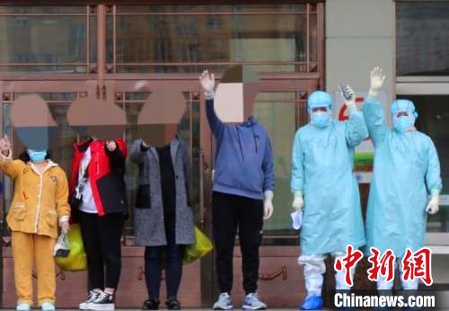出院患者和医护人员挥手告别。牡丹江医学院附属红旗医院 供图