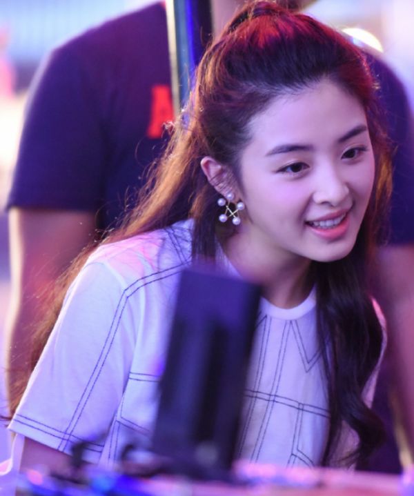 张含韵模仿杨幂扮嫩靠肉肉腿圈男粉一点都不像31岁