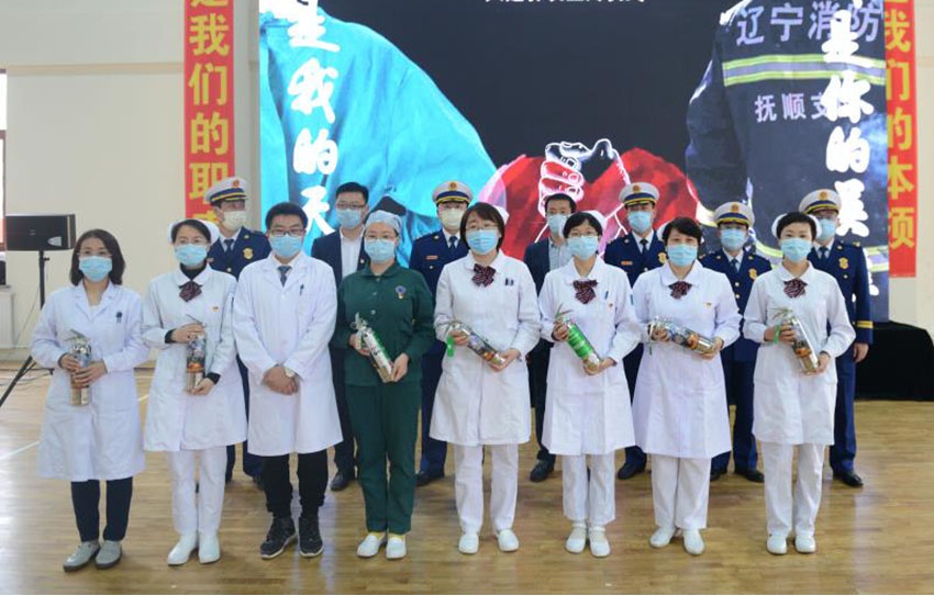 护士节消防员送来了特殊礼物