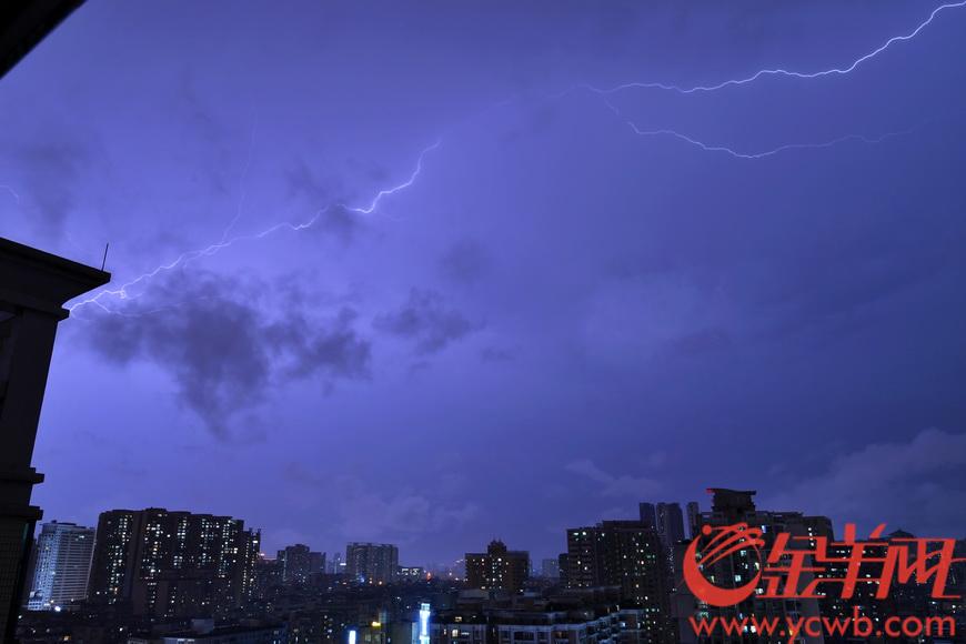 入夜广州雷雨大风,闪电如银蛇舞