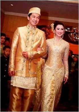 陶菲克的妻子阿咪·古迈拉尔是印尼前内阁部长,陆军中将阿贡·古迈