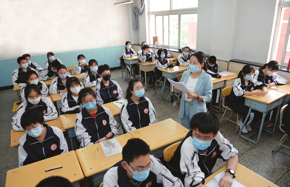太原市育英中学学生经过红外热成像测温系统,安全进入校园.