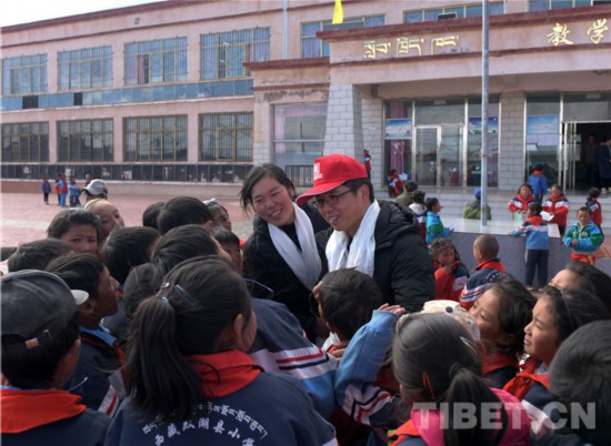 正文  坐落在县城的双湖县中心小学,是附近4个乡镇里唯一一所完小