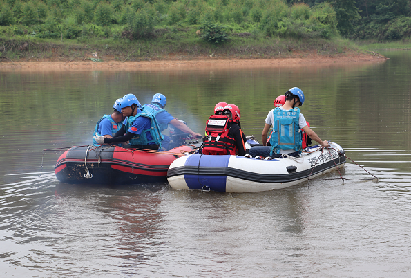 随后救援人员采用救援滚钩成功将溺水者打捞上岸,经医务人员确认,溺水