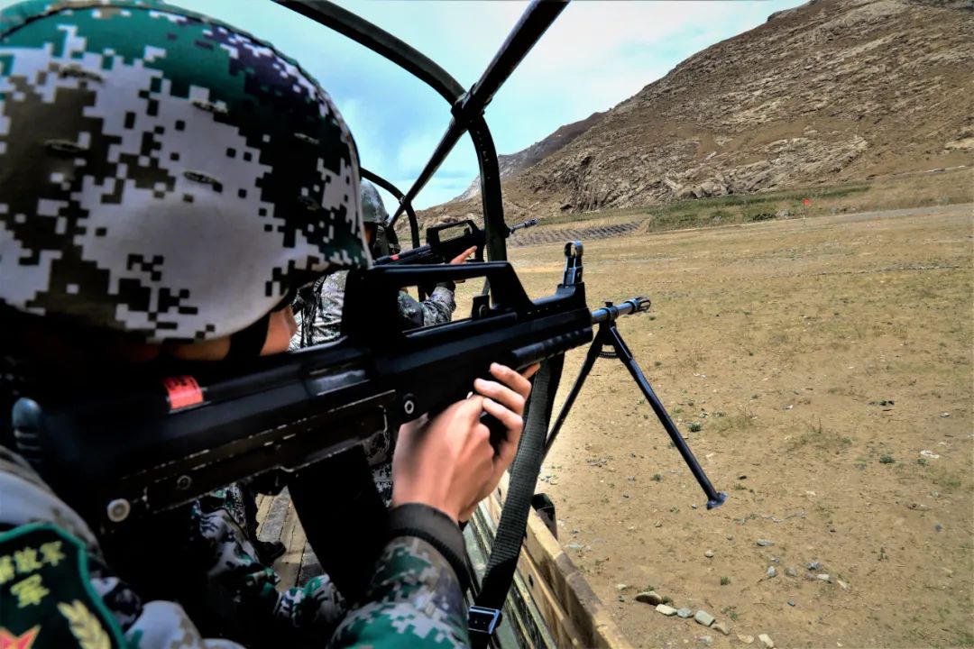 实弹射击,高原上演昼夜交响曲