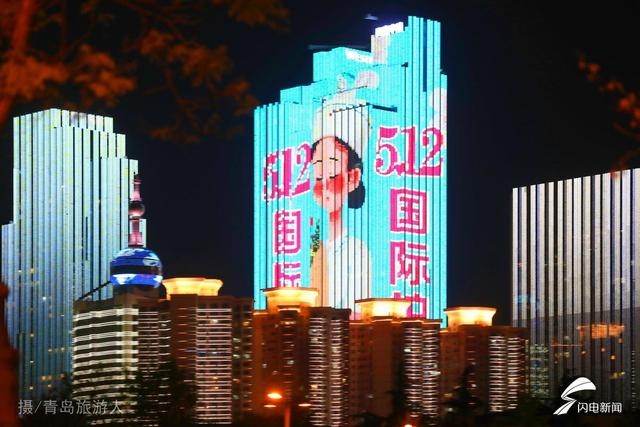 青岛浮山湾灯光秀:大楼上的那个护士也太可爱了
