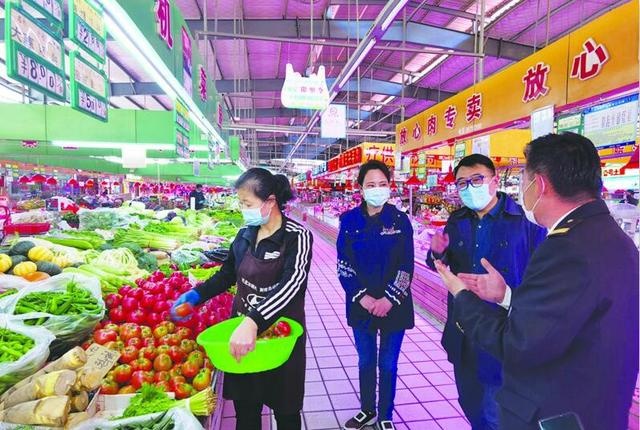 农贸市场如何办成五星级 青岛市人大代表、市政协委员到交运兴山路农贸市场实地调研