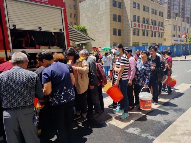 泰兴在城区设立十多个临时供水点。