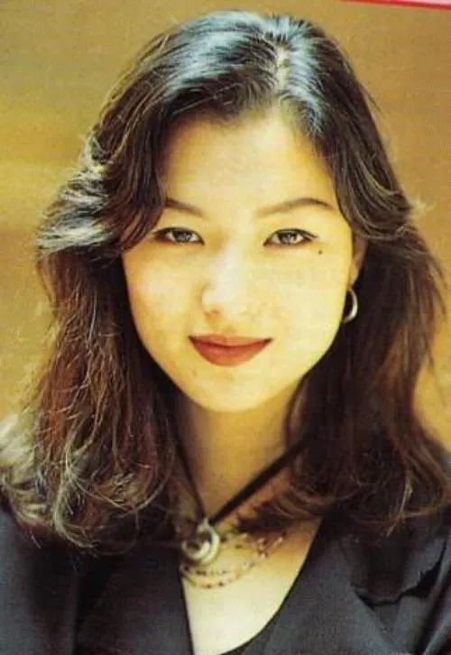 1988年,16岁的郑秀文因演唱叶倩文经典曲《干一杯》而在香港乐坛崭露