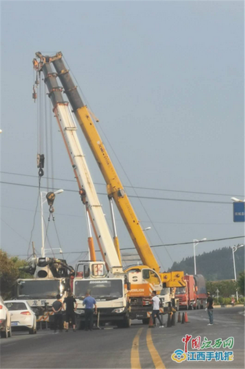 搅拌车自燃起火 南城交警、消防联合施救（图）