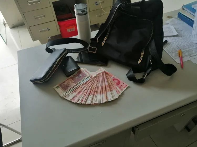 在海口,当你坐公交车不慎遗落了8000元现金.