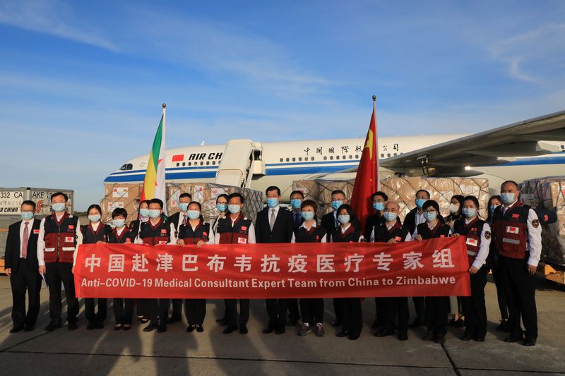 津巴布韦总统:中国专家组将给津抗击疫情带来重要帮助