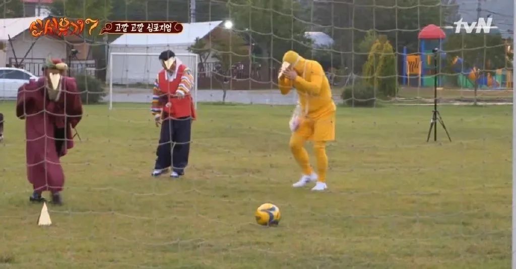 《极限挑战》   带着只露一个小孔的三角帽踢球的游戏,节目组更是