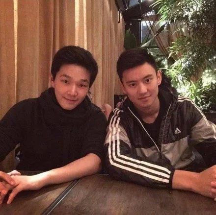 据说宁现在的绯闻女友就是他介绍的.扯远了,说回谢其润和张康阳.