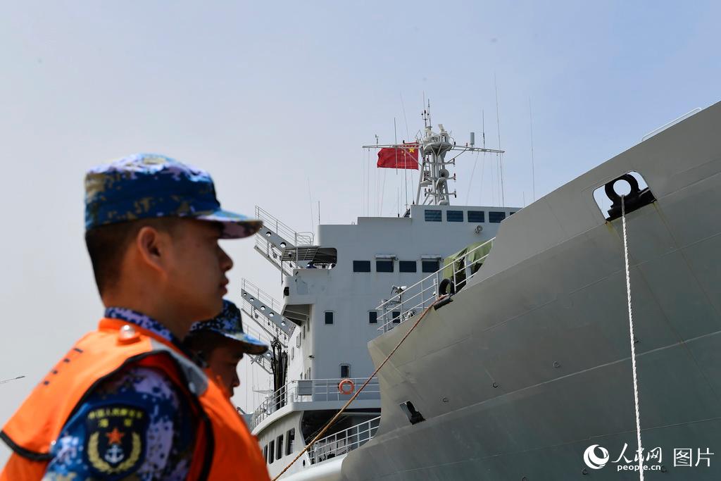 "中华补给第一舰"洪泽湖舰退役移交海军诞生地纪念馆