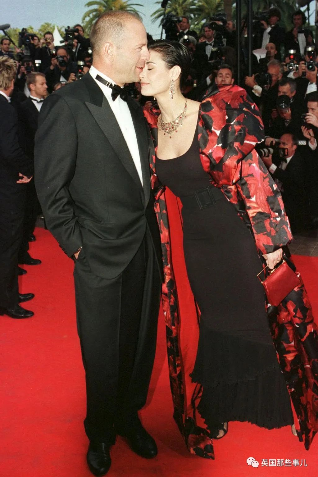 一件valentino的内搭短裤礼服裙:2001年,妮可·基德曼穿着黑色礼服裙