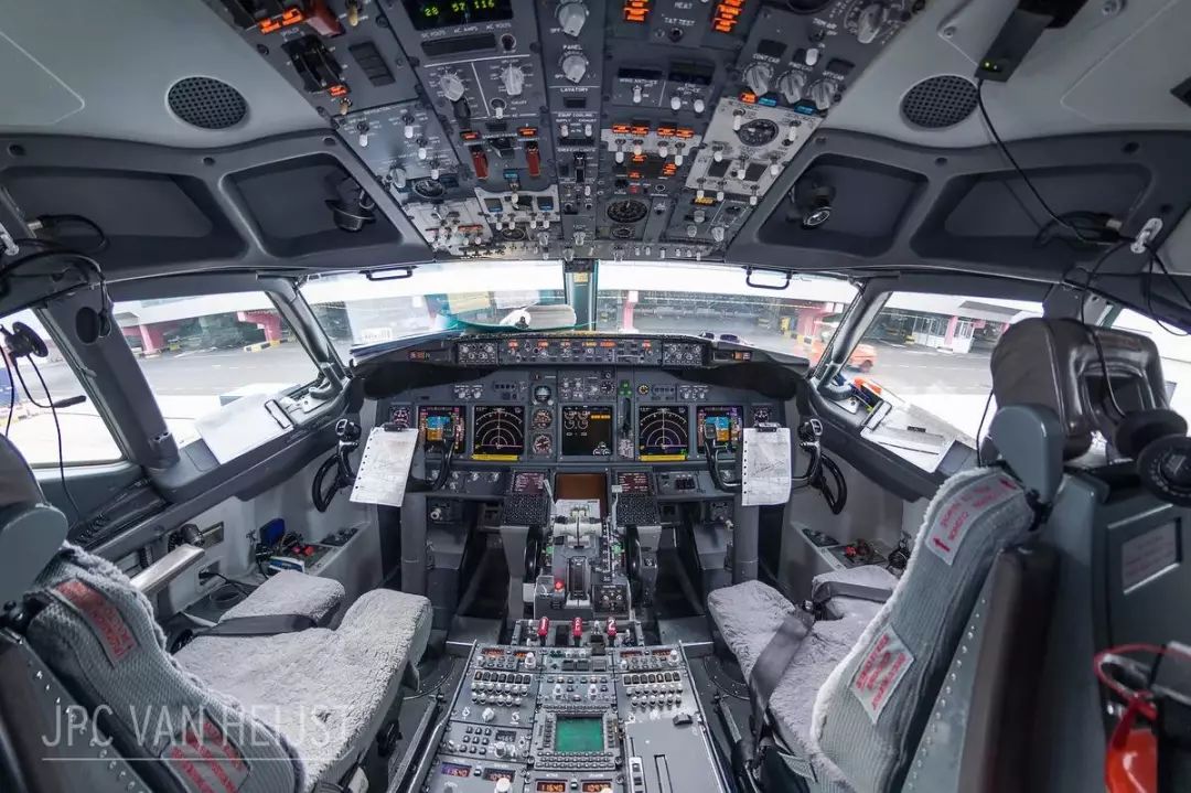 ▽波音737驾驶舱左右滑动查看更多 4图▽波音747驾驶舱↓↓看这里.