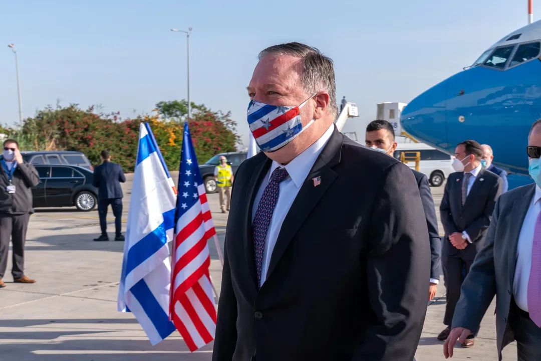 蓬佩奥到访以色列，还戴着星条旗图案的口罩 图片来源：蓬佩奥推特