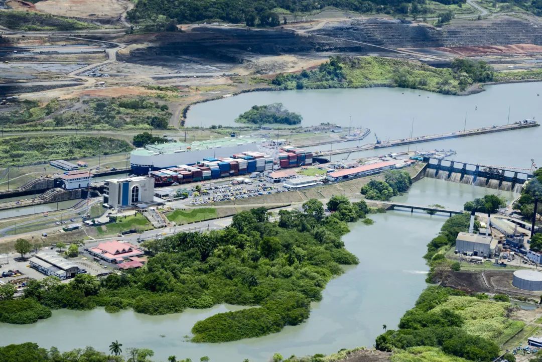 公里国土呈s形连接北美洲和南美洲在中美洲的巴拿马地峡上巴拿马粉