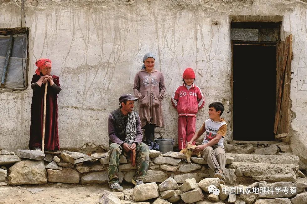 生活在瓦罕走廊的主要居民是瓦罕人(塔吉克族)和吉尔吉斯人.