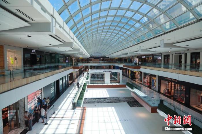 当地时间5月1日，经济“重启”首日的美国休斯敦Galleria购物中心的许多店铺并未开门营业。 中新社记者 曾静宁 摄
