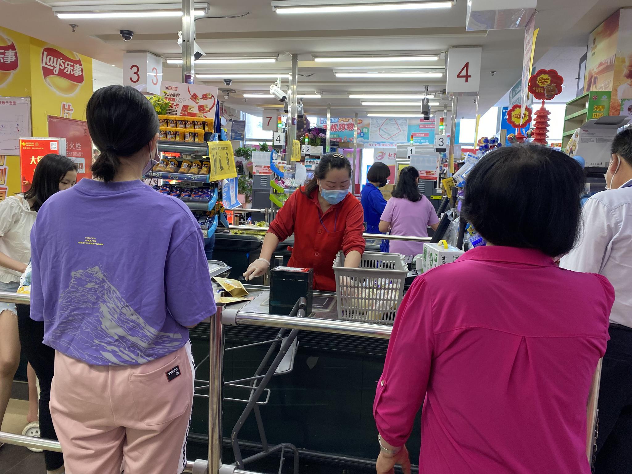 京客隆超市收银台处,收费提供塑料袋.摄 新京报记者 应悦