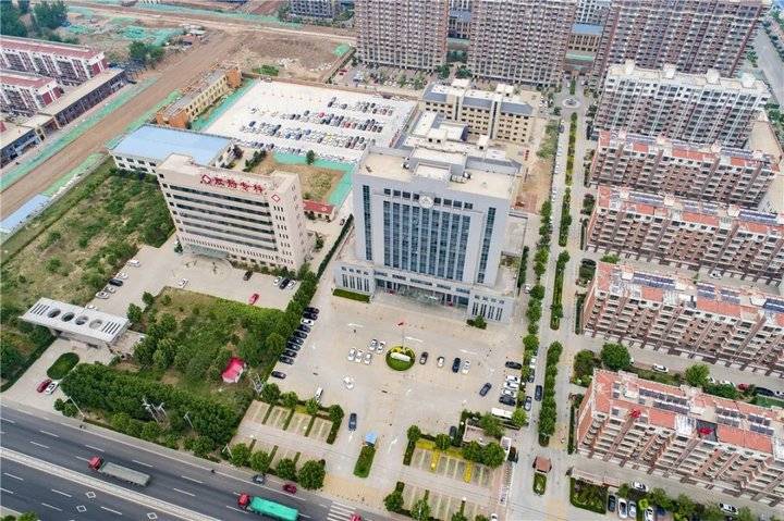 乐陵市福利中心在其办公楼西北侧新建了职工停车场