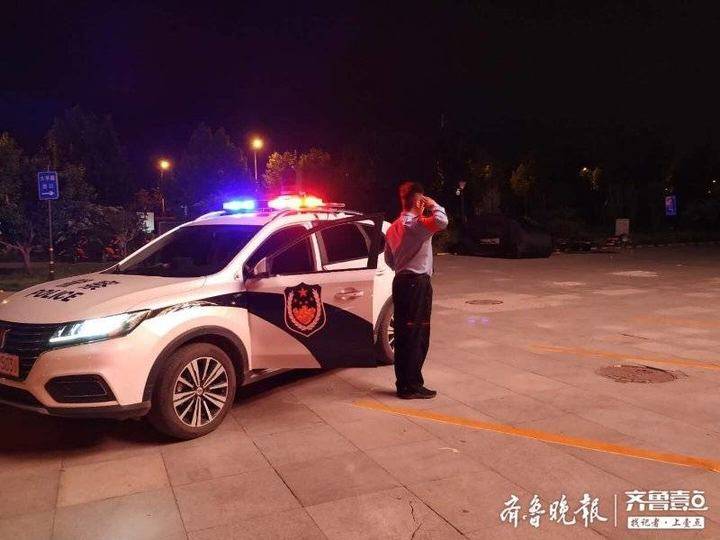 民警夜间巡逻,2名男孩偷偷将3瓶矿泉水塞进警车中