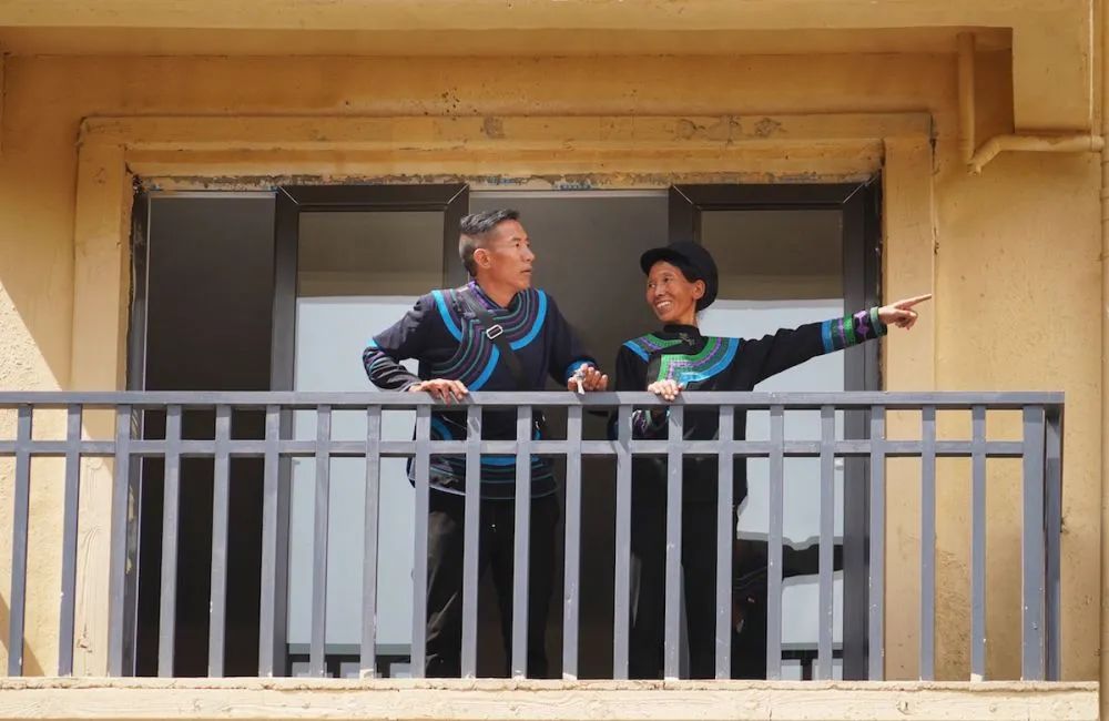 凉山"悬崖村"贫困户下山搬进新房