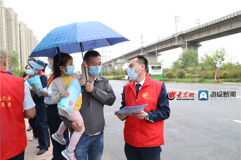 青岛公交线路调整便民出行 居民点赞送锦旗