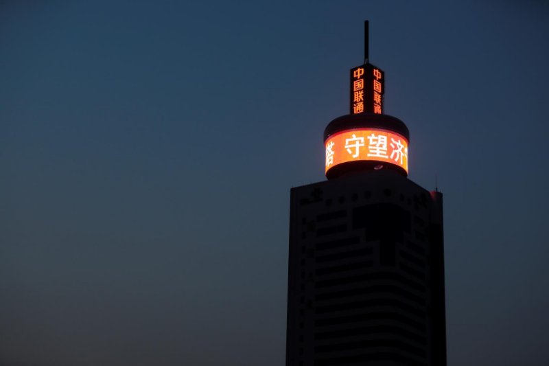 城市灯塔守望济宁点亮夜晚城市上空传递爱与温暖