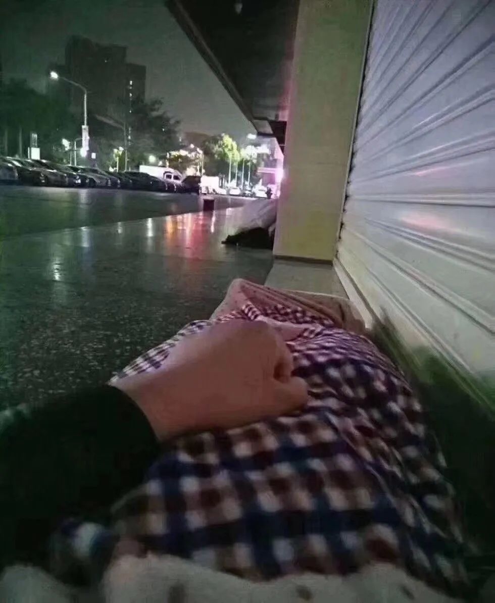 15像极了绝望又倔强的你@迷惑行为中心鞋子被拽掉的那一刻抱歉我真