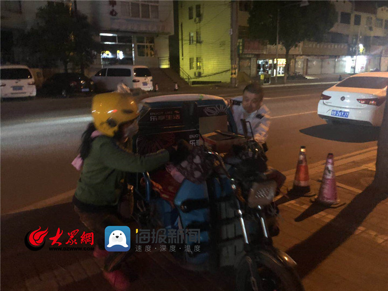 深夜电动三轮“罢工” 青岛公交“另类顺风车”20公里拖回