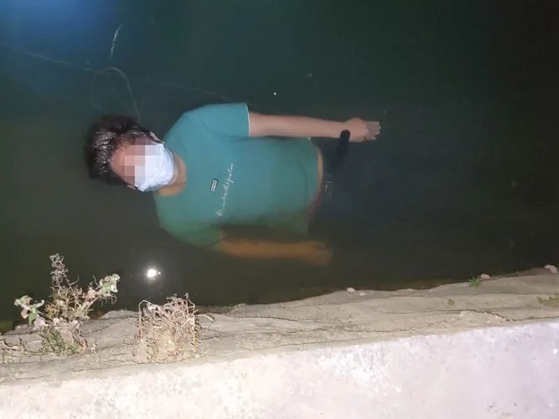 水中拖行五六十米后,水塘"浮尸"自己站了起来,结局意外