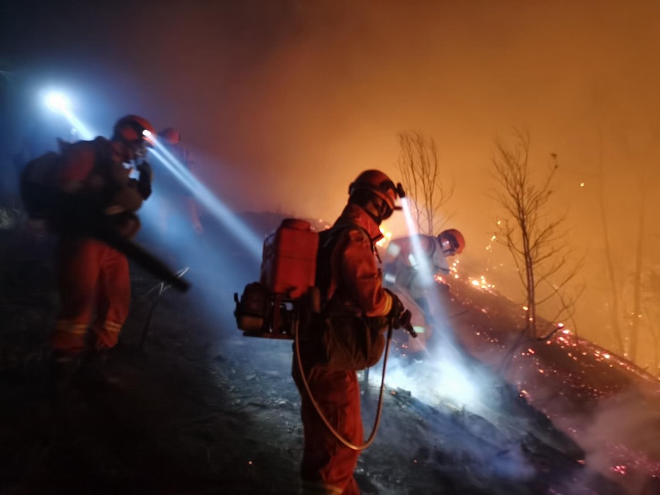 救援人员在云南安宁森林火灾现场扑救。 本文图片 云南省森林消防总队