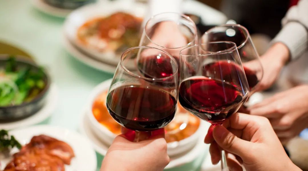 都说要「适量饮酒」,但是,适量饮酒是一种退而求其次的劝导,如果出于